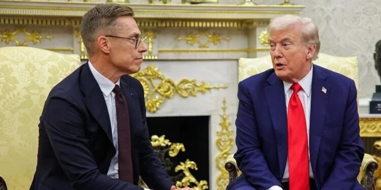 El presidente de Estados Unidos, Donald Trump (d), junto al presidente de Finlandia, Alexander Stubb (i), este 9 de octubre de 2025, en la Casa Blanca. EFE/Samuel Corum/Pool