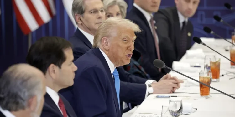 Trump aplaza reunión con Kim Jong-un que lanza misiles estratégicos antes de su llegada a Corea