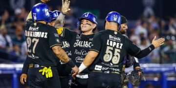 Los campeones defensores de la pelota mexicana, los Charros de Jalisco, después de jugar ante los Águilas de Mexicali hoy se enfrentan a los Algodoneros de Guasave.