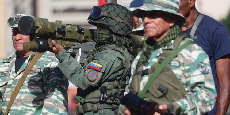 Maduro anuncia ejercicios militares para «afinar la defensa territorial» de Venezuela