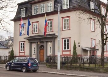 Maduro cierra embajadas en Noruega y Australia tras el Nobel a MCM