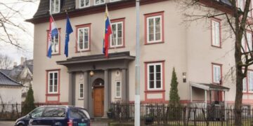 Maduro cierra embajadas en Noruega y Australia tras el Nobel a MCM
