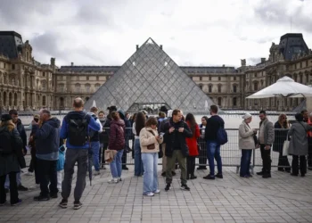 Atraco de película en el Louvre: Con un montacargas, ladrones se llevan joyas de la corona en siete minutos