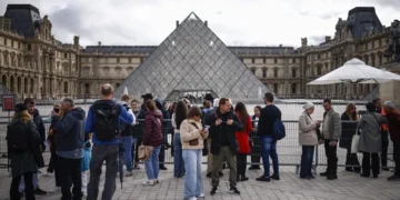 Atraco de película en el Louvre: Con un montacargas, ladrones se llevan joyas de la corona en siete minutos